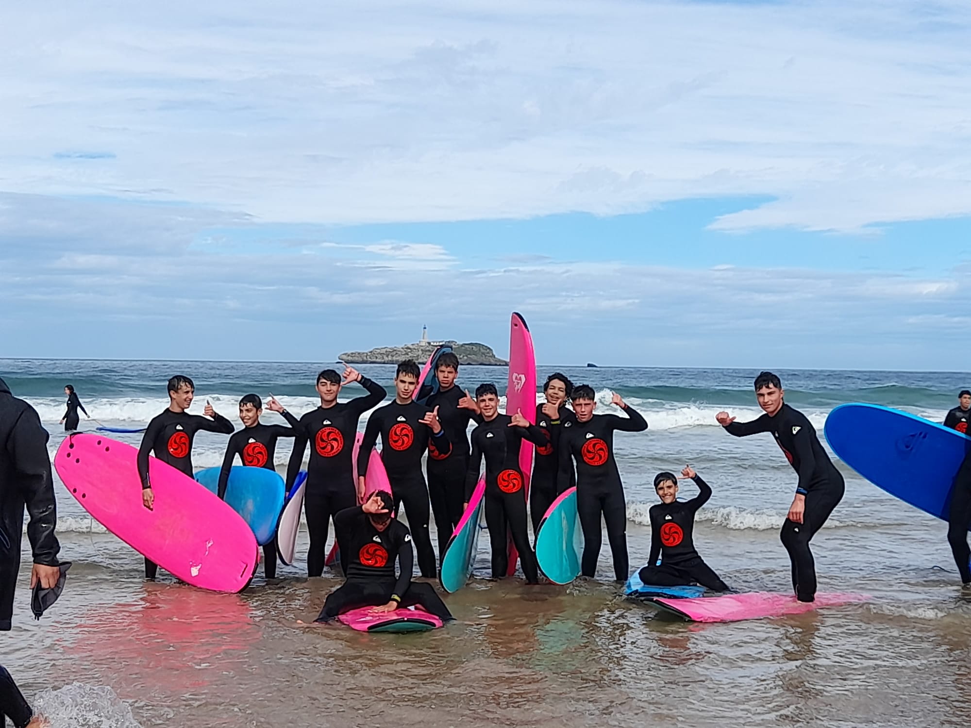 ESTUDIANTES DE 4º DE LA ESO PRACTICAN SURF EN SOMO